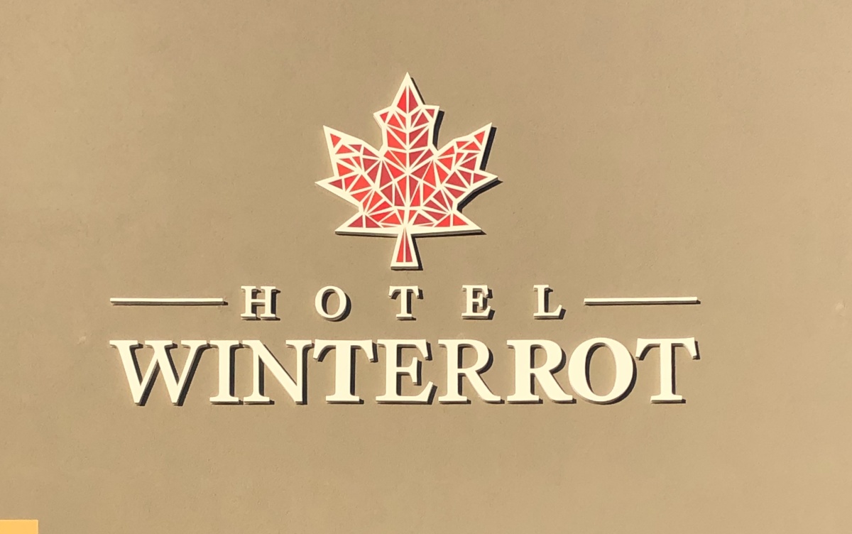 Werbesschild Hotel Winterrot auf Fassade