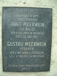 Grabstein von Anna und Gustav Meerwein an der Friedhofsmauer in Neulingen - Nussbaum.